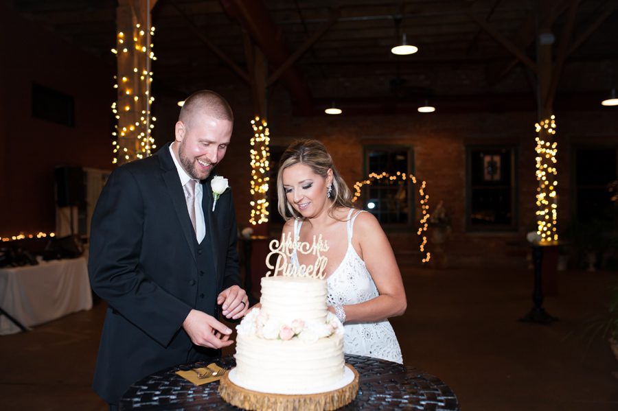 cut the cake {blumen gardens wedding photographer}