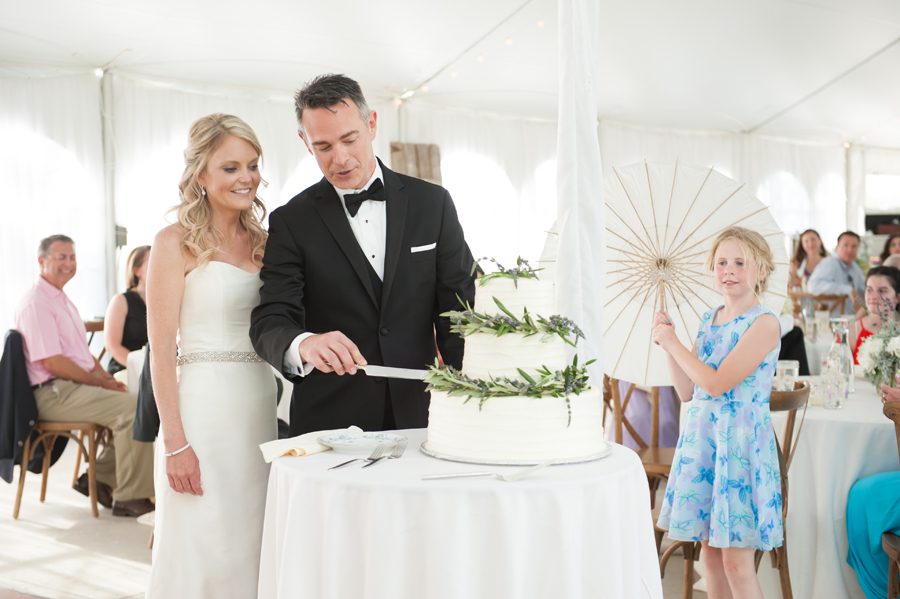 heritage prairie wedding photography - cutting the cake